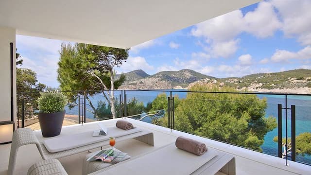 Magnifique villa de style contemporain sur la première ligne du Camp de Mar avec accès direct à la mer.
