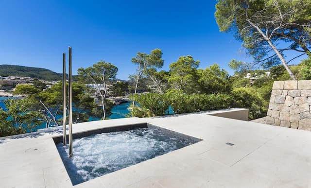 Magnifique villa de style contemporain sur la première ligne du Camp de Mar avec accès direct à la mer.