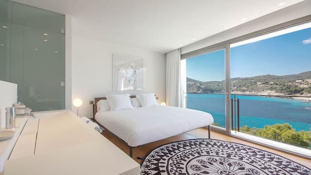 Magnifique villa de style contemporain sur la première ligne du Camp de Mar avec accès direct à la mer.