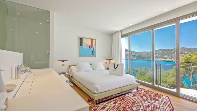 Magnifique villa de style contemporain sur la première ligne du Camp de Mar avec accès direct à la mer.