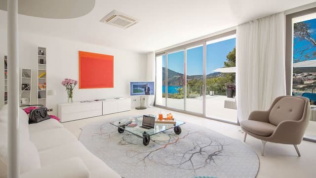 Magnifique villa de style contemporain sur la première ligne du Camp de Mar avec accès direct à la mer.