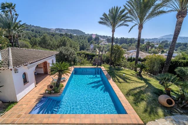 Exclusive Mediterranean-style villa a short distance away from the beach in Portichol, Jávea.
