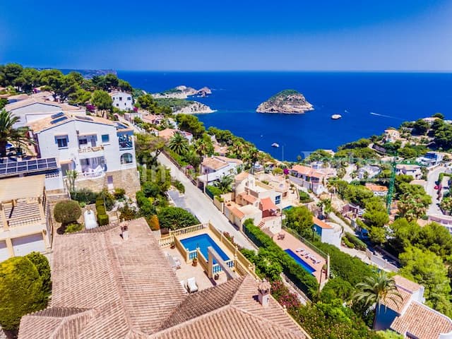 Spacious villa with views of the Portichol island in the Balcón al Mar urbanization in Jávea.