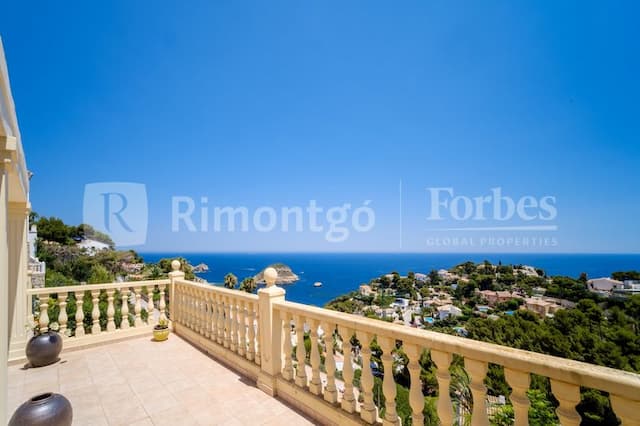 Spacious villa with views of the Portichol island in the Balcón al Mar urbanization in Jávea.