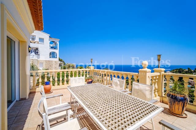Spacious villa with views of the Portichol island in the Balcón al Mar urbanization in Jávea.