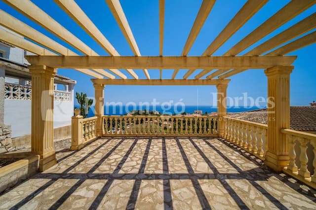 Spacious villa with views of the Portichol island in the Balcón al Mar urbanization in Jávea.