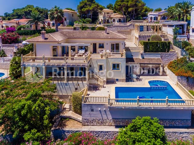 Spacious villa with views of the Portichol island in the Balcón al Mar urbanization in Jávea.