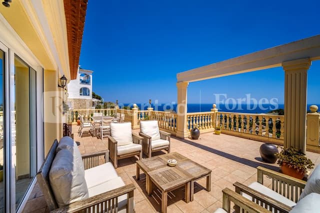 Spacious villa with views of the Portichol island in the Balcón al Mar urbanization in Jávea.