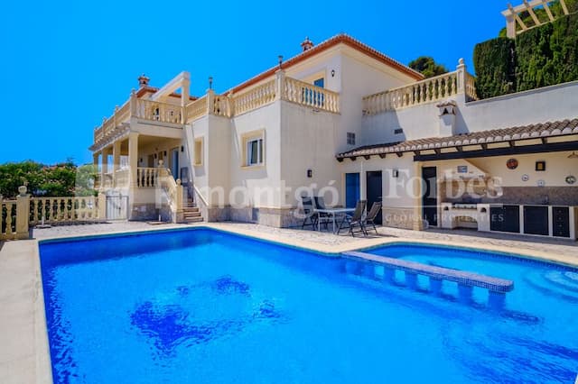 Spacious villa with views of the Portichol island in the Balcón al Mar urbanization in Jávea.