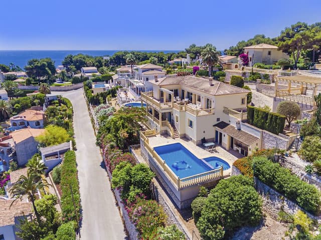 Spacious villa with views of the Portichol island in the Balcón al Mar urbanization in Jávea.