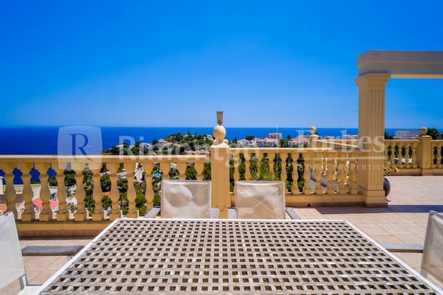 Spacious villa with views of the Portichol island in the Balcón al Mar urbanization in Jávea.