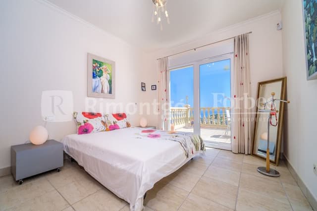 Spacious villa with views of the Portichol island in the Balcón al Mar urbanization in Jávea.