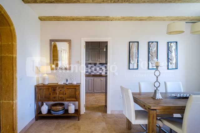 Beautiful villa recently refurbished, located in the area of Balcón al Mar, with sea views.