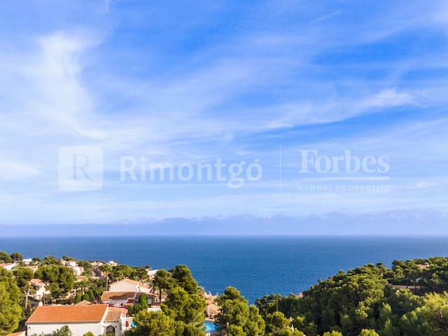 Beautiful villa recently refurbished, located in the area of Balcón al Mar, with sea views.