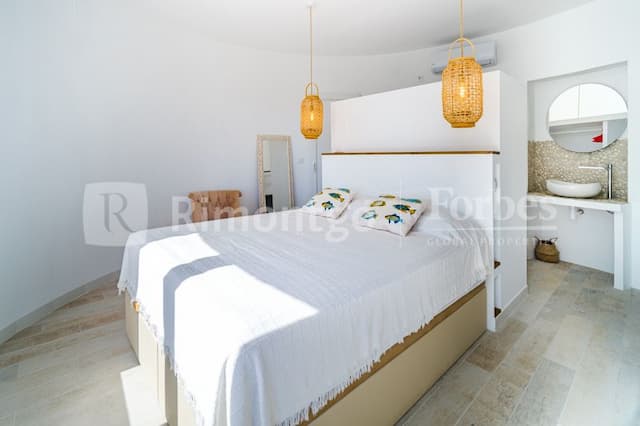 Beautiful villa recently refurbished, located in the area of Balcón al Mar, with sea views.