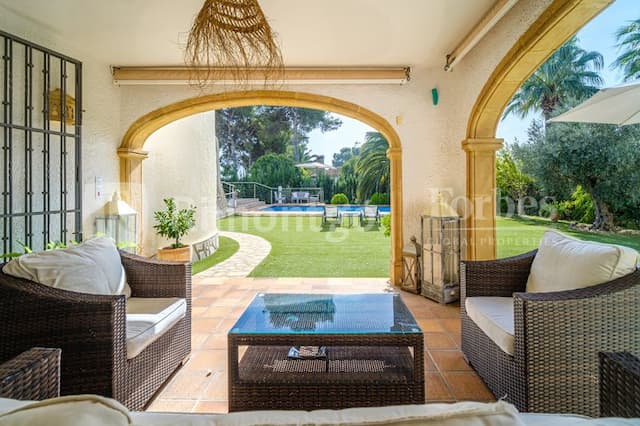 Beautiful villa recently refurbished, located in the area of Balcón al Mar, with sea views.