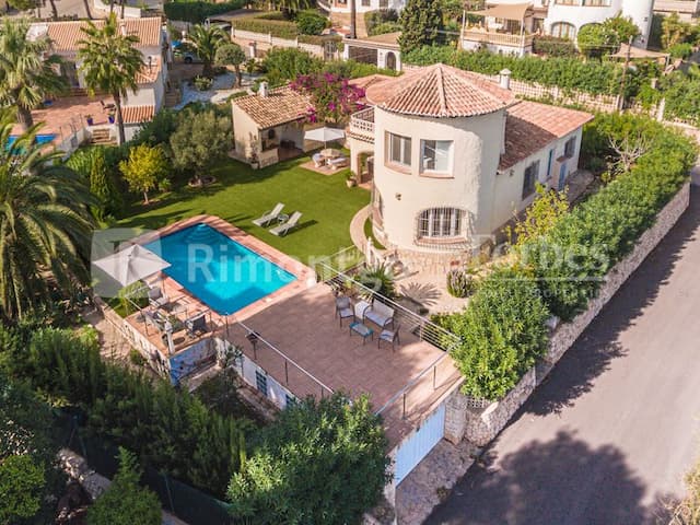 Beautiful villa recently refurbished, located in the area of Balcón al Mar, with sea views.