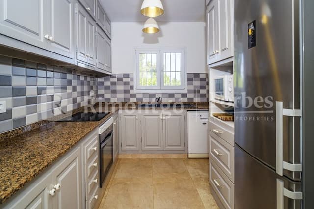Beautiful villa recently refurbished, located in the area of Balcón al Mar, with sea views.