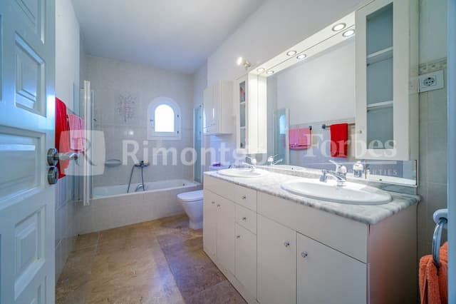 Beautiful villa recently refurbished, located in the area of Balcón al Mar, with sea views.