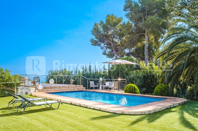 Beautiful villa recently refurbished, located in the area of Balcón al Mar, with sea views.