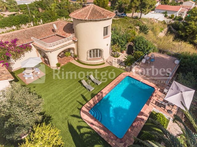 Beautiful villa recently refurbished, located in the area of Balcón al Mar, with sea views.