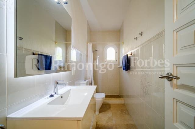 Beautiful villa recently refurbished, located in the area of Balcón al Mar, with sea views.