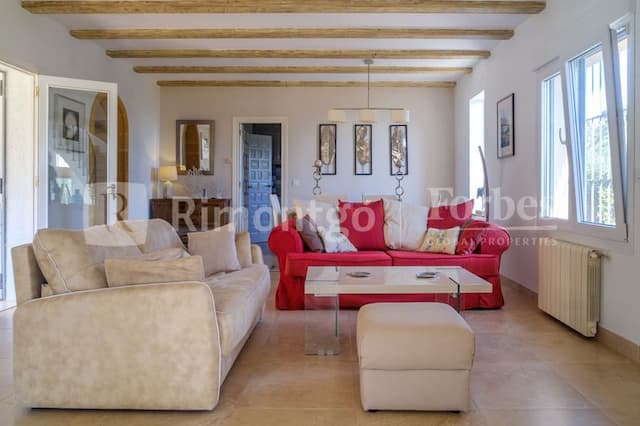 Beautiful villa recently refurbished, located in the area of Balcón al Mar, with sea views.