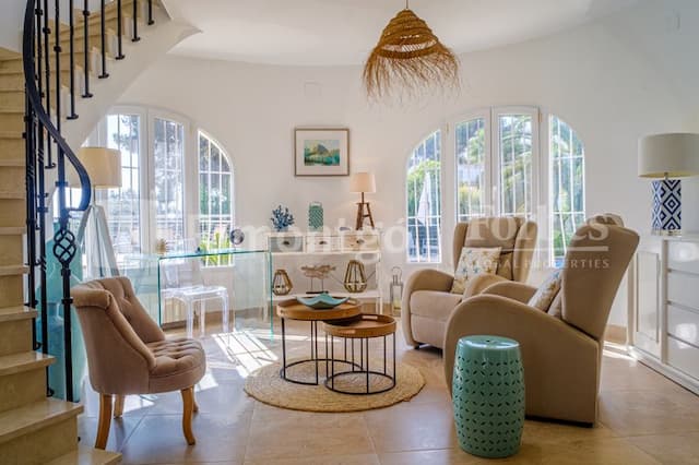 Beautiful villa recently refurbished, located in the area of Balcón al Mar, with sea views.