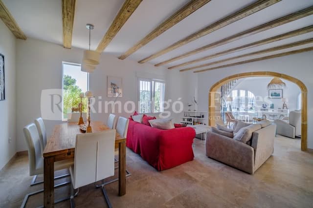 Beautiful villa recently refurbished, located in the area of Balcón al Mar, with sea views.
