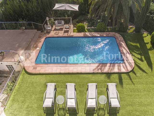 Beautiful villa recently refurbished, located in the area of Balcón al Mar, with sea views.