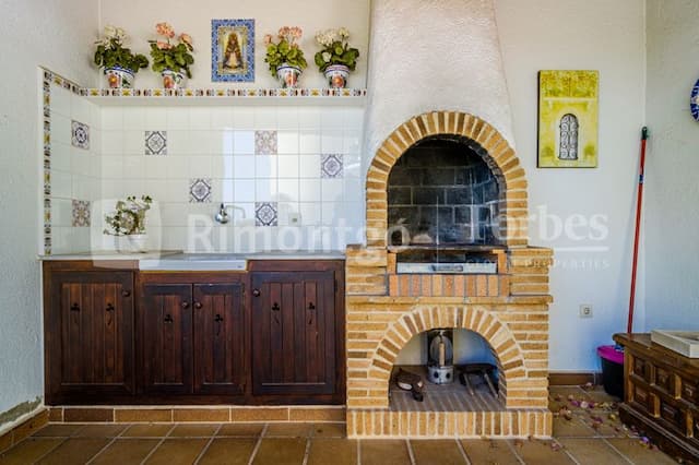 Beautiful villa recently refurbished, located in the area of Balcón al Mar, with sea views.