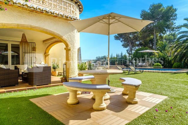 Beautiful villa recently refurbished, located in the area of Balcón al Mar, with sea views.
