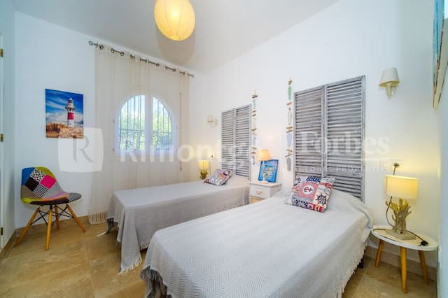 Beautiful villa recently refurbished, located in the area of Balcón al Mar, with sea views.