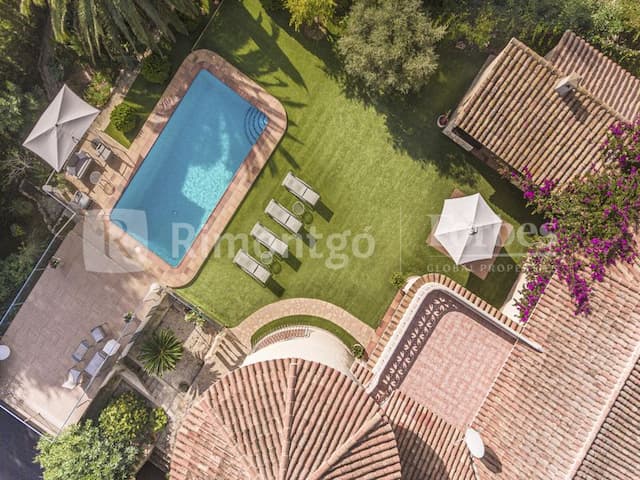 Beautiful villa recently refurbished, located in the area of Balcón al Mar, with sea views.