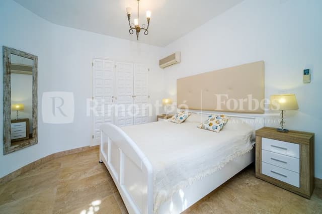 Beautiful villa recently refurbished, located in the area of Balcón al Mar, with sea views.
