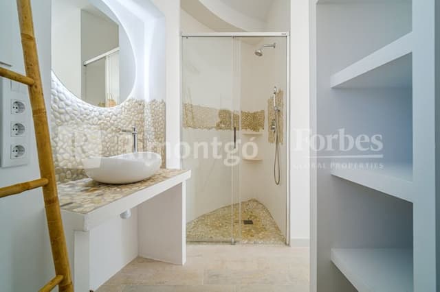Beautiful villa recently refurbished, located in the area of Balcón al Mar, with sea views.