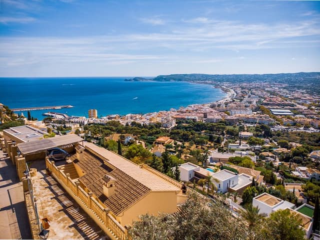 Villa with fantastic sea views located in La Corona, Jávea.