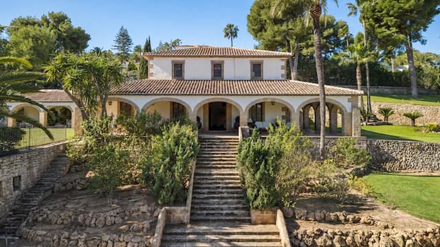 Stately estate with a generous plot and magnificent gardens in Tosalet, Jávea, Alicante.