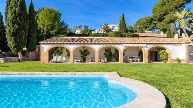 Stately estate with a generous plot and magnificent gardens in Tosalet, Jávea, Alicante.