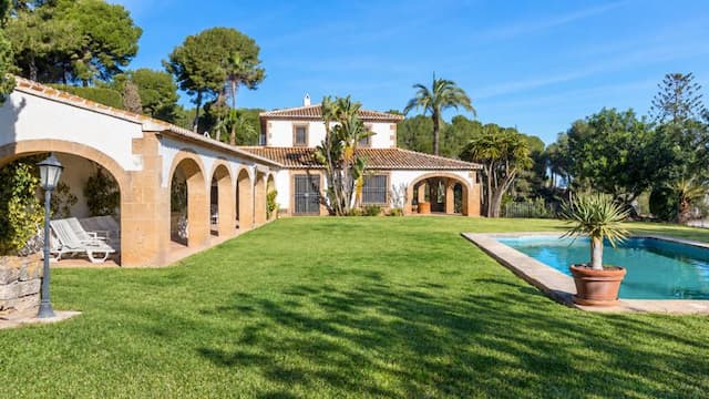 Stately estate with a generous plot and magnificent gardens in Tosalet, Jávea, Alicante.
