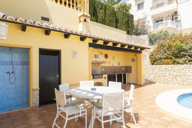 Geräumige Villa mit Blick auf die Insel Portichol in der Urbanisation Balcon al Mar de Jávea.