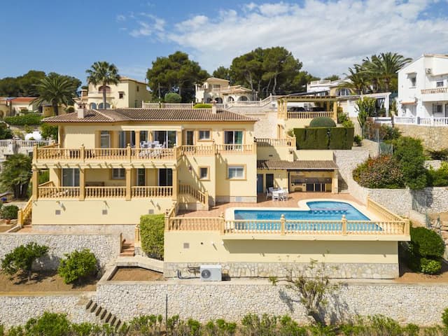 Geräumige Villa mit Blick auf die Insel Portichol in der Urbanisation Balcon al Mar de Jávea.