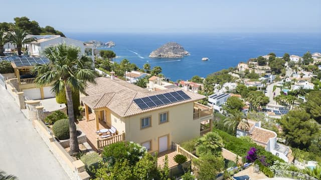 Geräumige Villa mit Blick auf die Insel Portichol in der Urbanisation Balcon al Mar de Jávea.