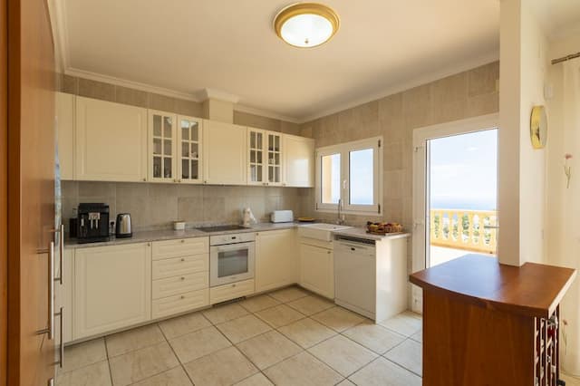 Geräumige Villa mit Blick auf die Insel Portichol in der Urbanisation Balcon al Mar de Jávea.