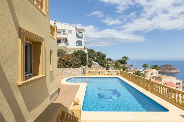 Geräumige Villa mit Blick auf die Insel Portichol in der Urbanisation Balcon al Mar de Jávea.
