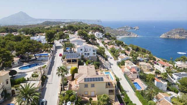 Geräumige Villa mit Blick auf die Insel Portichol in der Urbanisation Balcon al Mar de Jávea.