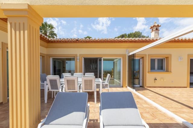 Geräumige Villa mit Blick auf die Insel Portichol in der Urbanisation Balcon al Mar de Jávea.