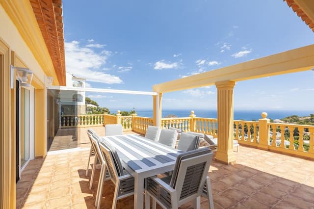 Geräumige Villa mit Blick auf die Insel Portichol in der Urbanisation Balcon al Mar de Jávea.