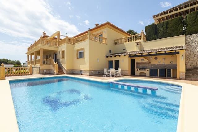 Geräumige Villa mit Blick auf die Insel Portichol in der Urbanisation Balcon al Mar de Jávea.