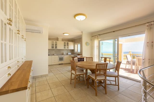Geräumige Villa mit Blick auf die Insel Portichol in der Urbanisation Balcon al Mar de Jávea.